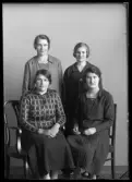 Grupporträtt. Berta Gustafsson, Astrid Östholm, Olga Östholm, Ester Östholm, Hallstahammar.
Ur Gustaf Åhmans samling.