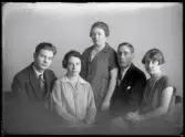 Grupporträtt. Algot Vinkler, Tomtebo 5, Hallstahammar.
Ur Gustaf Åhmans samling.