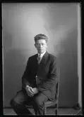 Porträtt. Körfoto. Axel SJöberg, Box 939, Hallstahammar.
Ur Gustaf Åhmans samling.