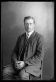 Porträtt. Oskar Andersson. Västuna, Hallstahammar. 
Ur Gustaf Åhmans bildarkiv.