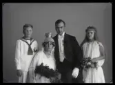 Grupporträtt, Brudpar, Gunnar Vallin, Amsta.
Ur Gustaf Åhmans samling.