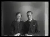 Grupporträtt, Elsa Karlsson, Oxelby, Kolbäck.
Ur Gustaf Åhmans samling.