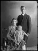 Grupporträtt. Uno Vesterholm, Nibble, Hallstahammar.
Ur Gustaf Åhmans samling.