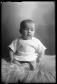 Barnporträtt, Maj-Britt. Ejnar Andersson, Rosendal, Kolbäck.
Ur Gustaf Åhmans samling.