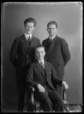 Grupporträtt, tre män. Bertil Larsson, Kolbäck.
Ur Gustaf Åhmans samling.