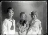 Grupporträtt, tre barn. Fru Andersson, Åsby, Insp.
Ur Gustaf Åhmans samling.