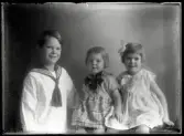 Grupporträtt, tre barn. Fru Andersson, Åsby, Insp.
Ur Gustaf Åhmans samling.