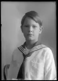 Barnporträtt, pojke. Fru Andersson, Åsby, Insp.
Ur Gustaf Åhmans samling.