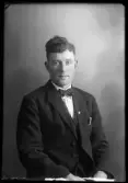 Mansporträtt, körfoto. Valfrid Sjöberg, Berg, Kolbäck.
Ur Gustaf Åhmans samling.