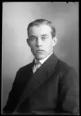 Mansporträtt. Gösta Larsson.
Ur Gustaf Åhmans samling.