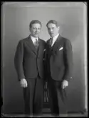 Grupporträtt, två män. Göte Juhlin.
Ur Gustaf Åhmans samling.