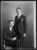 Grupporträtt, två män. Göte Juhlin.
Ur Gustaf Åhmans samling.