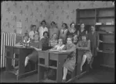 Grupporträtt i skolsal. Silverstolpe, Surahammar. Ur Gustaf Åhmans samling.