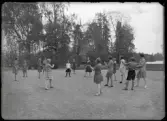 Grupporträtt, lek med boll. Silverstolpe, Surahammar.
Ur Gustaf Åhmans samling.