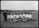 Grupporträtt, fotbollslag. Hallstahammars sportklubb.
Ur Gustaf Åhmans samling.