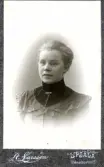 Porträtt av Signe Mattsson, 1904 (enligt text baksida kort).
