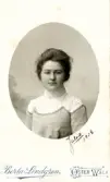 Kvinnoporträtt. Julia 1902 (enligt text framsida kort).