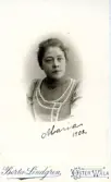 Kvinnoporträtt. Maria 1902 (enligt text framsida kort).