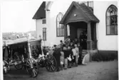 Begravningsvagn på väg ut från Kållereds Missionskyrka år 1952. Det är begravning av Carl-Gustaf Svensson (1911 - 1952).