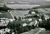Flygfoto över Stretered cirka 1950. Längst ner till vänter ses Sandgropen. Ovanför ses hemmets egen bondgård där man hade kor och grisar. Till höger vid kurvan ses Rektorsbostaden och Stora Skolan. I bakgrunden ses Asylen och Tulebosjön.