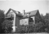 Bostadshus på Norra Kyrkvägen 3 i Kyrkbacken cirka 1915. Ursprungligen byggt av skomakare Amandus Andersson. En av flera villor i området Lugnet.
