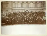 Prästmöte Växjö stift, cirka 1910-12. 
Man har samlats på stora trappan framför Växjö högre allmänna läroverk. Biskop N.J.O.H. Lindström syns stående i mitten, nedersta raden.