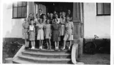 Kållered Missionskyrkas söndagsskolebarn står på trappan till Missionskyrkan, 1930-tal.