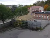 Vy mot Götiska Förbundets Friskola och mot bebyggelse vid Gamla torget från byggnad vid Soabs industrianläggning i Mölndals Kvarnby, år 2007.  Anläggningen användes vid fototillfället av Hexion Speciality Chemicals Sweden AB.