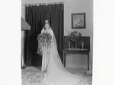 Brudporträtt, troligen av Eva Tideström, taget i bostadsrum vid draperi.