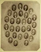 Avgångsklassen från Växjö högre allmänna läroverk, 1874.
Ett collage av porträttfoton. I översta raden t. v. syns Emil Ekedahl, senare kronofogde i Växjö.
Övre raden: Emil Ekedahl, Carl Gustaf Emil Kniberg, Carl Henning Fredrik Wrangel, 
2:a raden fr.v.: Bror Anders de Verdier, Carl Axel Magnus Lindman, Otto Theodor Andersson, Olof Johan Magni, Magnus Wilhelm Rydeman.
3:e raden fr. v.: Johan Alfred Lindsten, Olof Elisama Norlén, Carl Johan Lorentz Meurling, Christer Magnus Thelander,......, Viktor Cornelius Melander.
4:e raden fr.v.: Wilhelm Cederblad, Emil Rudolf Aschan, Johan August Hultkrantz, Isak Petersson, Gustaf Alfred Aldén, Daniel Oscar Fredrik Oséen, 
5:e raden fr.v.: Jacob Herman Johansson, Carl Axel Wickström, Carl Sune Hjalmar Westerstrand, Gustaf Axel Berg, Nils Anders Danielsson.
6:e raden fr. v.: Peter Lamech Petersson, Johan August Herrlin, Claes Wilhelm Malmqvist, Ludvig Bertrand Nylander.