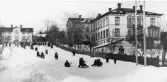 Borgmästarbacken (nuvarande Skolhusgatan) den 29 januari 1903. Kälkåkningen var anordnad av flickskolan i Söderhamn.