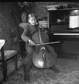 Man som spelar cello