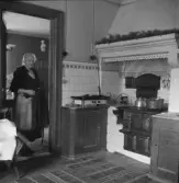 Alf Blockings mor i köket