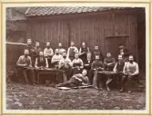 En skomakarmästare med gesäller och lärlingar på en innergård.
Karlshamn (?), Växjö (?).