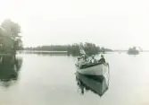 En motorbåt med flera passagerare, trol. på Helgasjön.
I mitten syns skepparen/båtägaren, stadsfiskal Filip Rehnström.