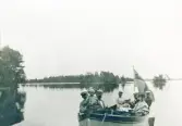 En motorbåt med flera passagerare, trol. på Helgasjön.
Andre man fr. v.: skepparen/båtägaren, stadsfiskal Filip Rehnström.