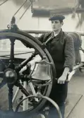En styrman vid ett stort fartygsroder.
Trol. Axel Ludvig Rehnström (1886-1955), son t. stadsfiskal Filip Rehnström i hans 1:a äktenskap.