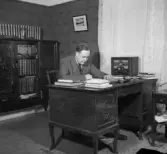 Alf Blocking vid skrivbordet