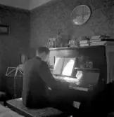 Man vid piano