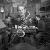 Alf Blocking med grabbarna i verkstaden