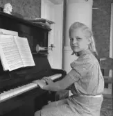 Flicka vid piano