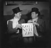 Två män i stormhatt