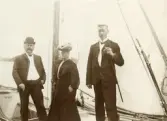 Stadsfiskal Filip Rehnström, Växjö, med vännen kronolänsman Albert Bergstedt och Alberts fru Elisabeth på en segelbåt vid namn 