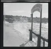Vågor slår mot kajen vid Furuholmsbadets kaffeservering.