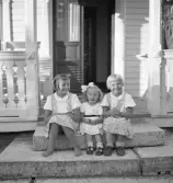 Eva, Siv och Mary på verandatrappen