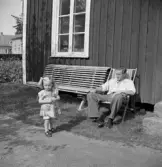 Folke och Siv framför verkstaden