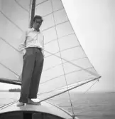 Folke stående på fördäck