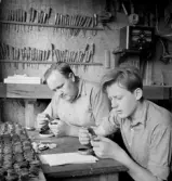 Blocking och pojke i verkstaden