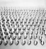 Små snidade segelbåtar