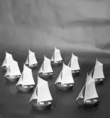 Små snidade segelbåtar